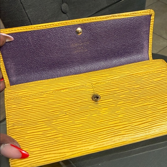 Louis Vuitton Yellow Wallet Will Come With Unbranded Chain - Picture 5 of 7